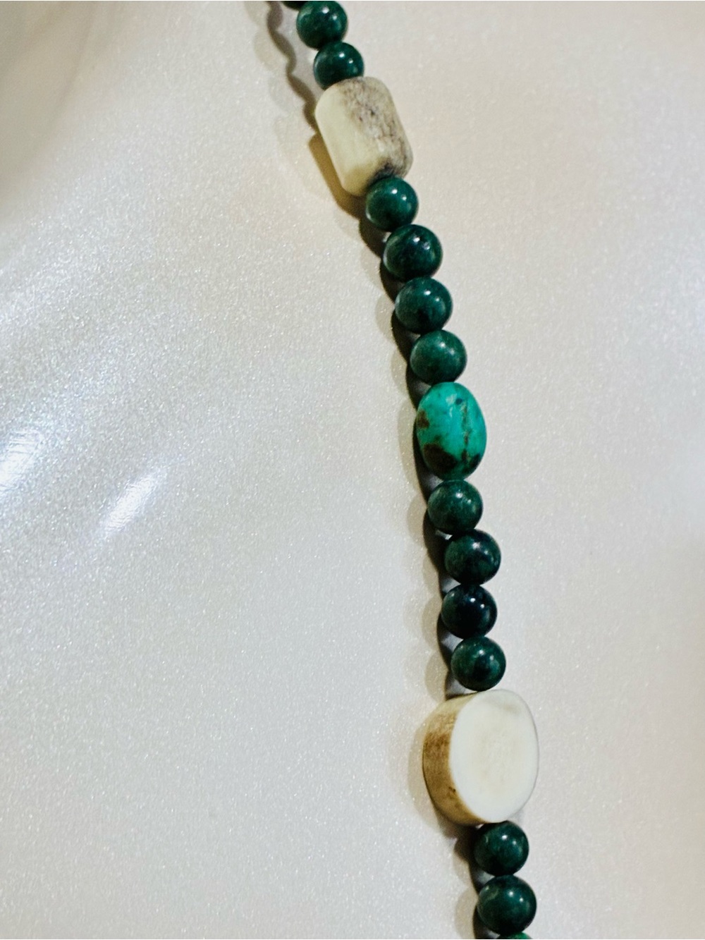 Green Natural Stone Beaded Necklace Cream Accents Toggle Clasp Easy Boho Chic - Picture 11 of 13